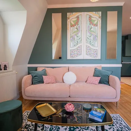 De Prestige Face Loire, Au Pied Du Château