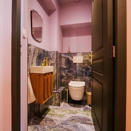 De Prestige Face Loire, Au Pied Du Château *