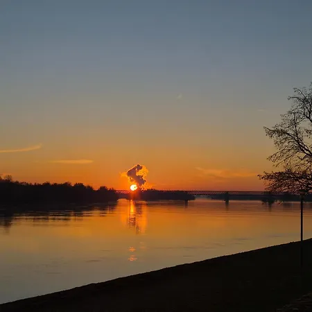 De Prestige Face Loire, Au Pied Du Château Saumur