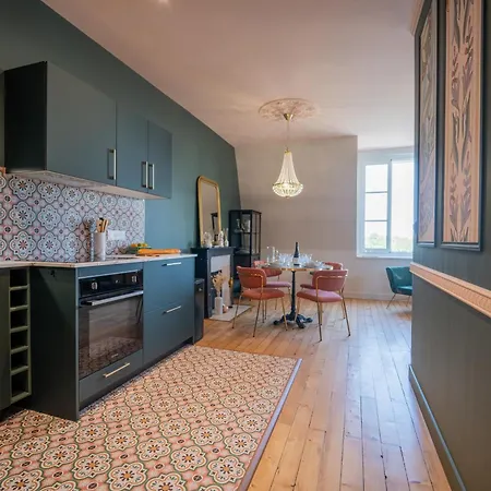 De Prestige Face Loire, Au Pied Du Château