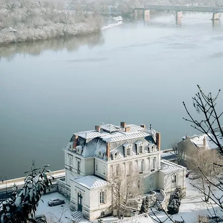 De Prestige Face Loire, Au Pied Du Château Saumur