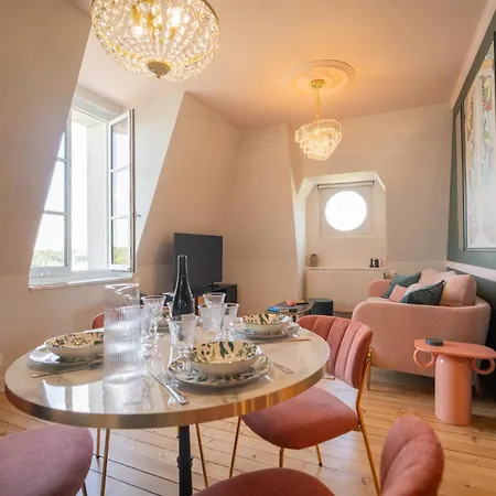 De Prestige Face Loire, Au Pied Du Château