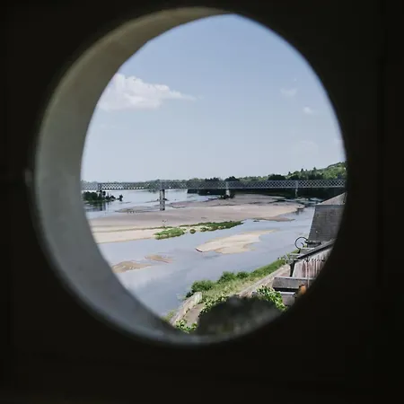 De Prestige Face Loire, Au Pied Du Château