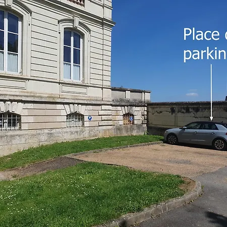 De Prestige Face Loire, Au Pied Du Château